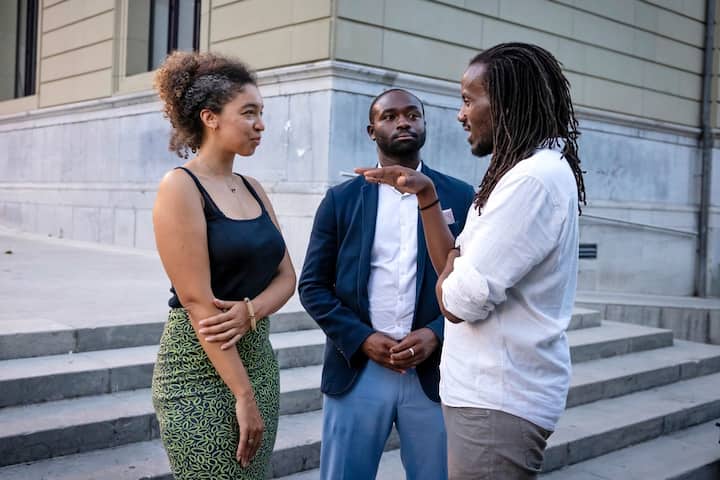 Shyaka Kagame discute avec son avocat, Me Cécé David Studer, et Noémi Michel, maître assistante en théorie politique à l’Université de Genève.