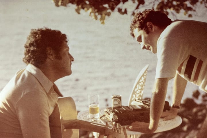 Claude Lemesle avec Joe Dassin à Tahiti