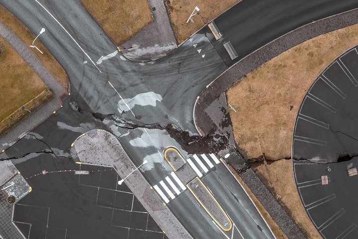 Image d'une faille apparue dans un croisement près de la ville de Grindavík