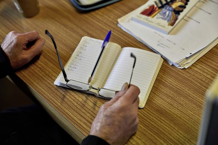 Un cahier et un stylo, les deux compagnons de route de Claude Lemesle