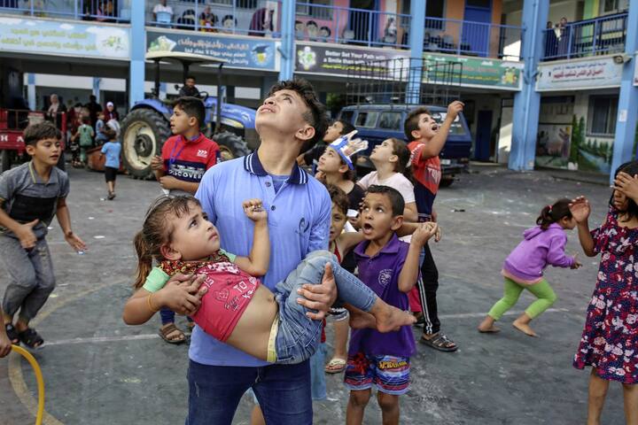 7 octobre 2023, des enfants de Gaza regardent dans le ciel les bombardements