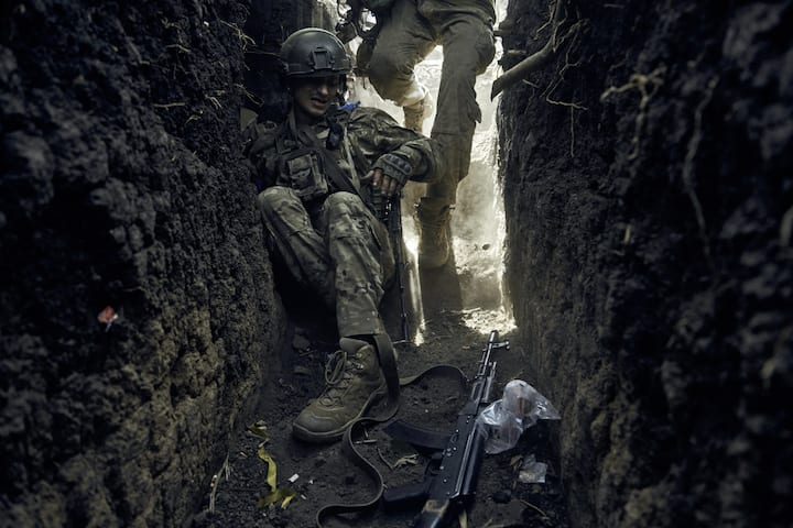 En mai 2023, un soldat ukrainien de la 3e brigade d’assaut se réfugie dans une tranchée, non loin de Bakhmout