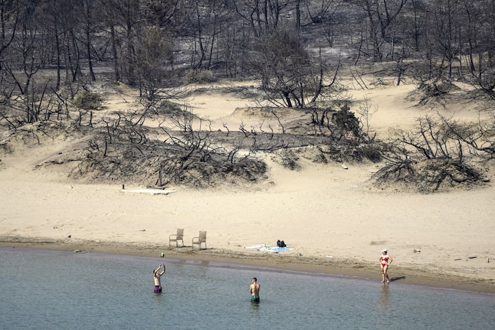 La plage de Glystra après l'incendie qui a ravagé l'île de Rhodes en juillet 2023