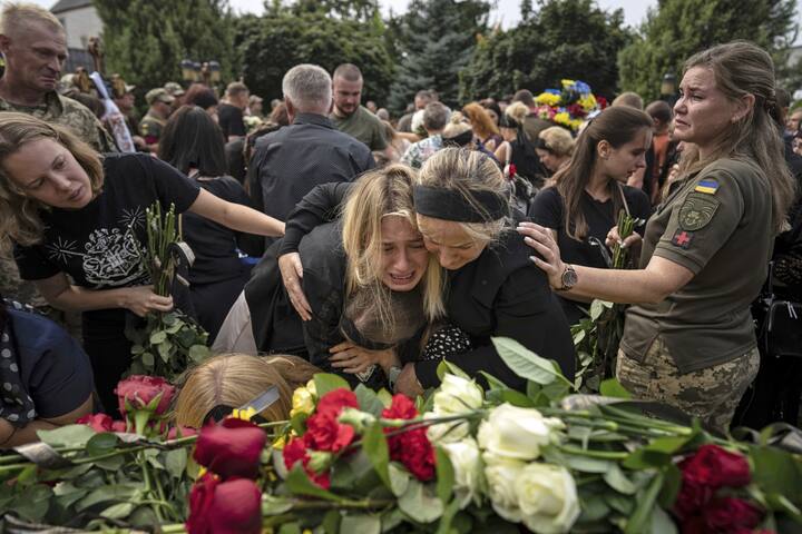 Le 1er septembre 2023, obsèques à Poltava de huit soldats morts dans un crash d'hélicoptère