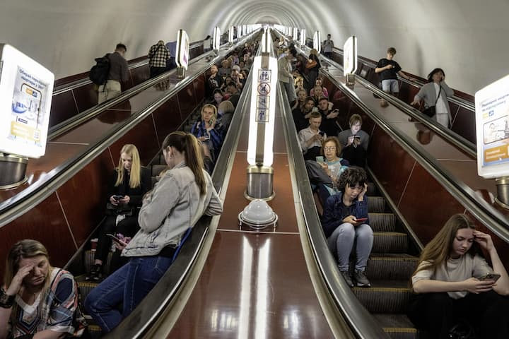 Le 29 mai 2023 la population de Kiev attend dans le métro lors d'un bombardement