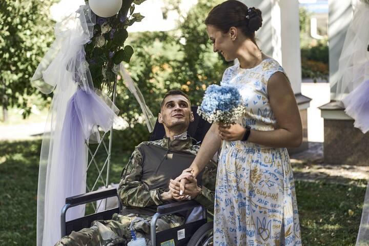Le 7 septembre 2023, mariage entre un soldat ukrainien et sa compagne dans un hôpital de Kiev