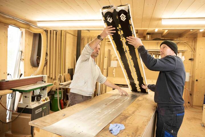 Remo Nägeli fabrique des skis avec ses clients