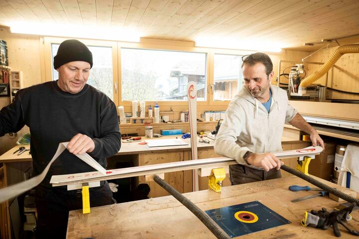 Remo Nägeli fabrique des skis avec ses clients