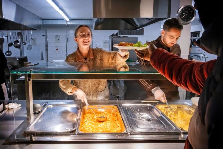 A la Soupe populaire, 14 bénévoles ont répondu présent pour servir des repas chauds aux bénéficiaires.