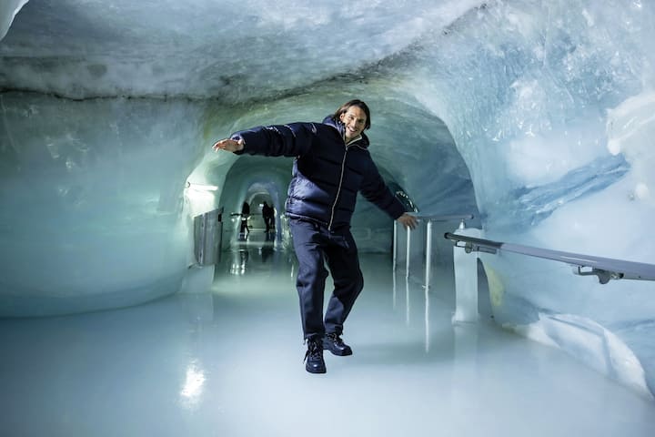 Le joueur de football Yann Sommer dans le Palais de glace du Jungfraujoch