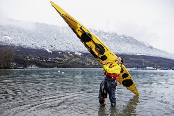 Le joueur de football Yann Sommer s'apprêtant à faire du kayak d'hiver sur le lac de Brienz
