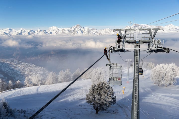 Léa Feuz est Neuchâteloise et apprentie mécatronicienne aux remontées mécaniques de Nendaz et de Veysonnaz.