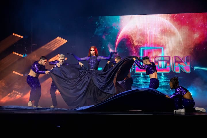 Moon avec les autres reines de «Drag Race France» aux Folies Bergères en novembre à Paris