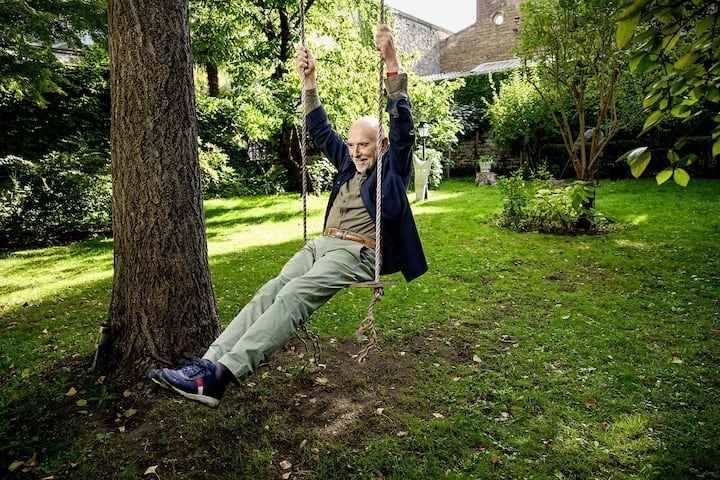 Le photographe et graphiste Peter Knapp dans le jardin de sa petite-fille Ninon