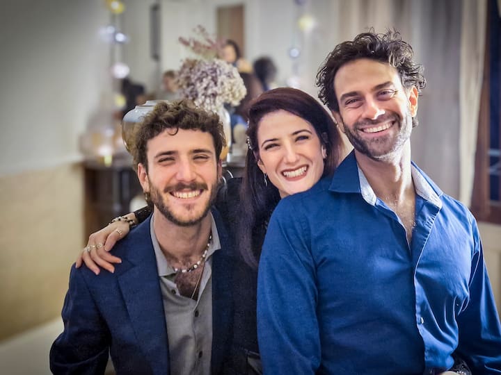 Lola entre ses deux frères. A gauche, Noah, 23 ans, qui étudie la géographie, et, à droite, Sébastien, 38 ans, prof d’informatique.