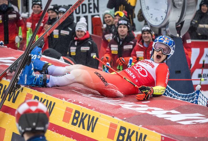 Marco Odermatt fêtant sa victoire en glissant sur le matelas d’un sponsor au bas du géant d’Adelboden en janvier 2024