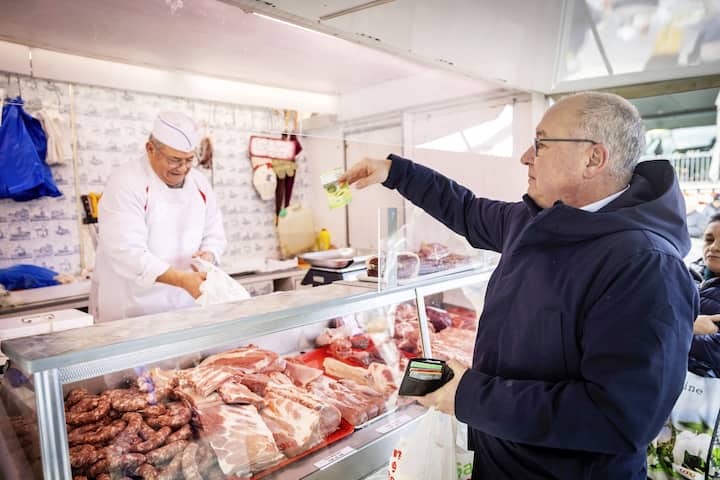 Pierre-Yves Maillard faisant ses courses au marché de sa commune de Renens