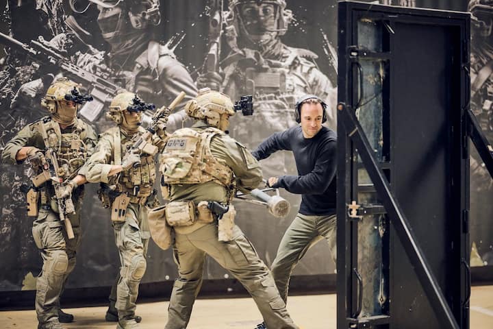 A l'occasion de la sortie d' «Un animal sauvage», Joël Dicker a été initié à l'exercice du braquage par le Groupe d’intervention de la police genevoise