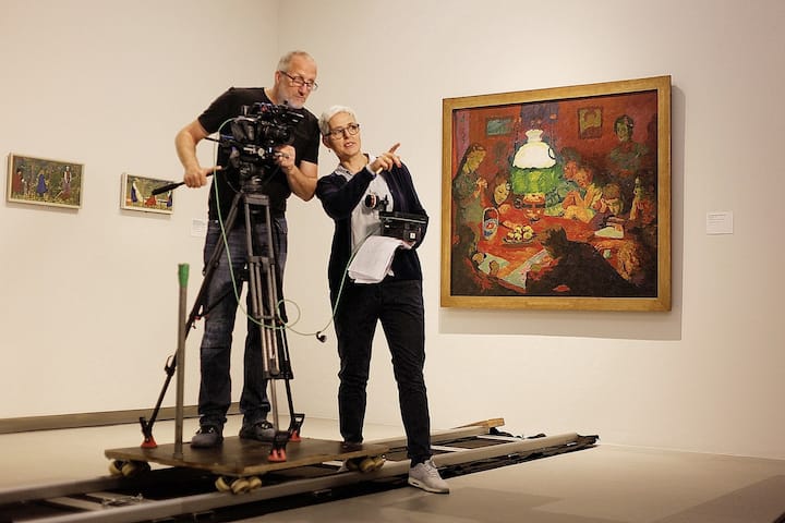 La documentariste Susanna Fanzun et son caméraman Pierre Mennel devant un tableau de Giovanni Giacometti