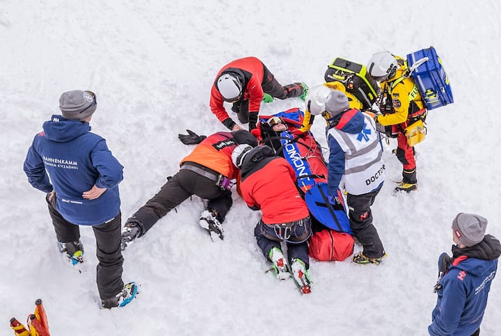 Le 17 janvier, des sauveteurs s’affairent autour de Rémi Cuche, qui vient de se blesser lors du deuxième entraînement de la descente de Kitzbühel