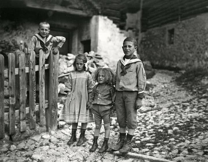 Les quatre enfants Giacometti à Stampa en 1911