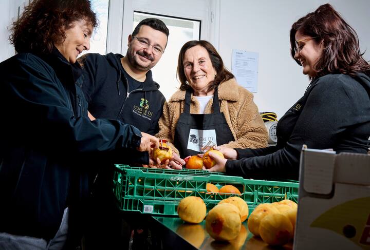 Davide Di Francesco pose avec sa mère, sa compagne Magalie et sa sœur