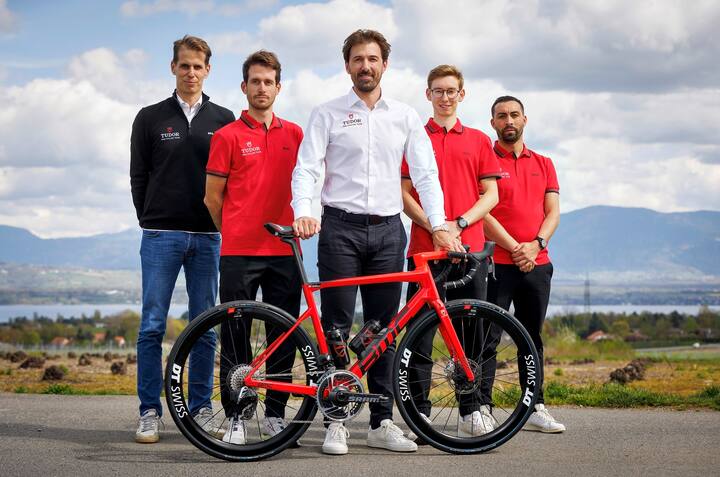 Fabian Cancellara présente l’équipe Tudor entouré de Raphael Meyer (CEO), Sébastien Reichenbach, Yannis Voisard et Sylvain Blanquefort (dir. sportif) en avril 2023