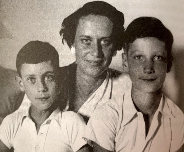 L'acteur Jean-Luc Bideau enfant avec sa mère et son frère