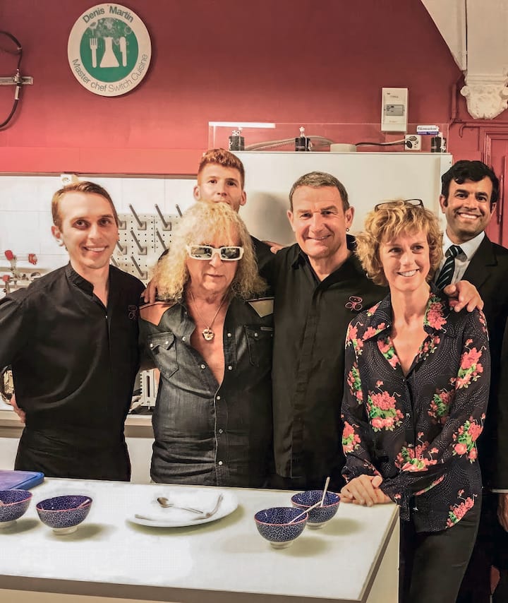 Le cuisinier Denis Martin entre son ami Michel Polnareff et Anne Richard venus dans son restaurant
