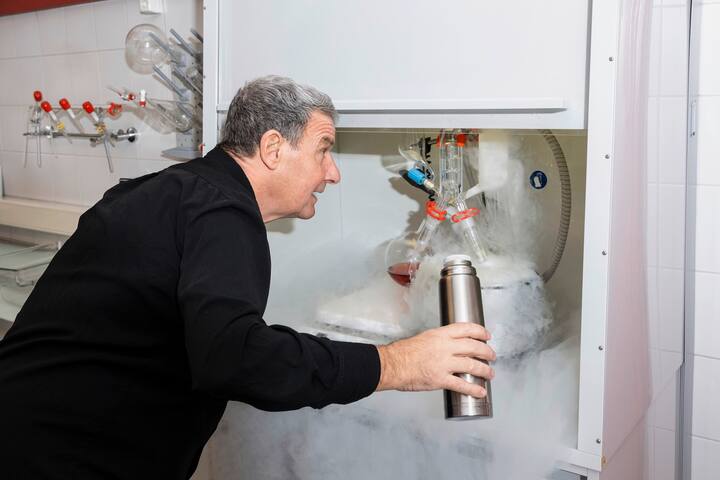 Le cuisinier Denis Martin, spécialiste de la cuisine moléculaire, utilisant de l’azote liquide