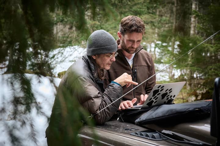 Le photographe animalier Julien Regamey et le spécialiste du loup Jean-Marc Landry travaillent de concert sur le terrain