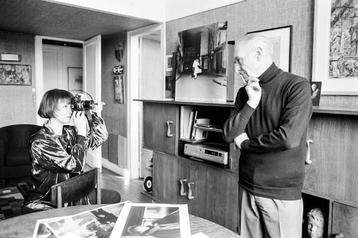 Le photographe Robert Doisneau pose chez lui à Montrouge devant l’objectif de la comédienne Sabine Azéma en 1991