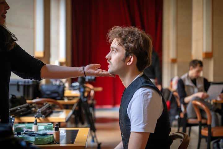 Giulian passe au maquillage. Ce passionné de musique possède une connaissance encyclopédique de la pop et du rock