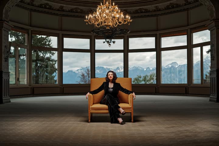 La pianiste franco-géorgienne Khatia Buniatishvili dans la salle de concert du Caux Palace