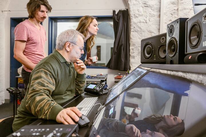 Xavier Michel et Alizé Oswald formant le duo Aliose travaillent sur le spectacle musical «Sorcière»