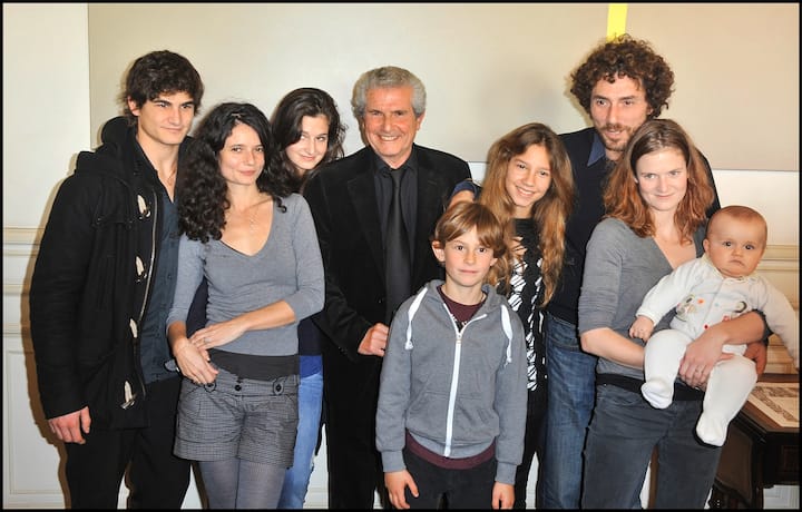 Claude Lelouch en 2010, entouré d’une partie de ses enfants et petits-enfants