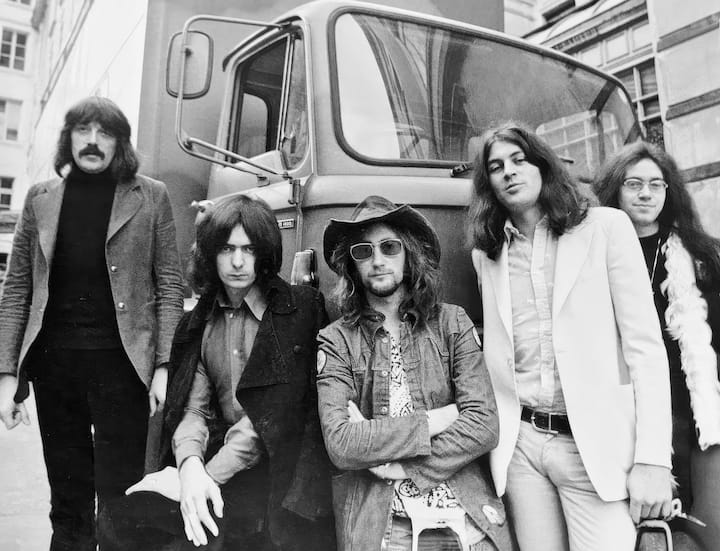 Le groupe de rock Deep Purple en 1971 devant le Mobile Studio des Rolling Stones