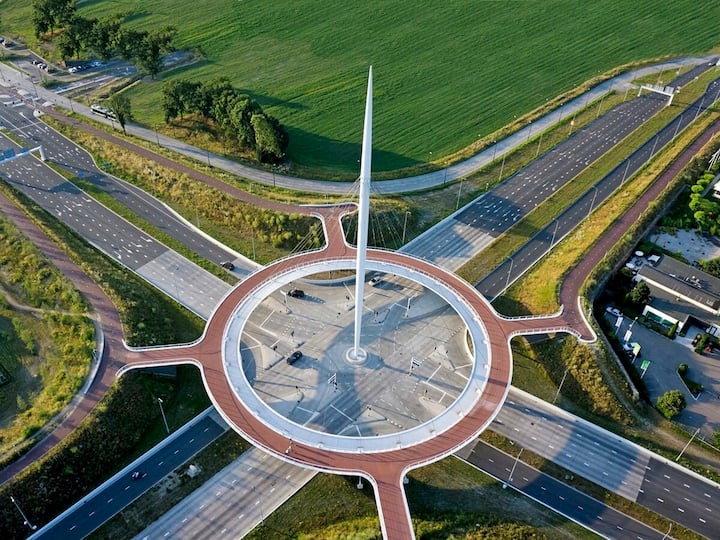 Le Hovenring, immense rond-point pour vélos et piétons qui surplombe un nœud routier, aux Pays-Bas, près d'Eindhoven