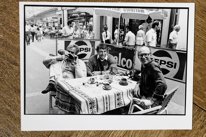 Le photographe Luc Chessex en compagnie de ses camarades photographes Marcel Imsand et Erling Mandelmann