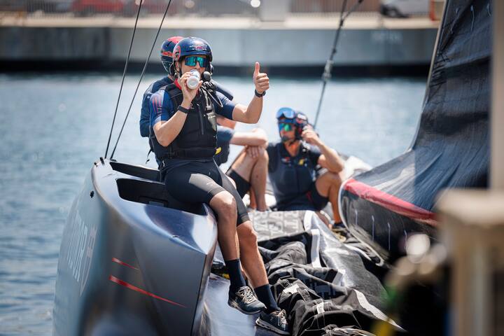 Avant de quitter le ponton et de s’engouffrer dans son trou de cycliste sur l’AC75 de la Société nautique de Genève, Théry Schir profite de s’hydrater