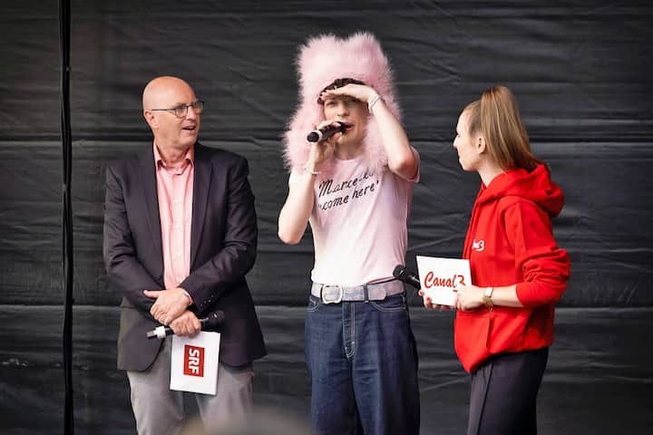 Jean-Marc Richard au côté de l’artiste non binaire et vainqueur de l’Eurovision Nemo le 17 juin 2024