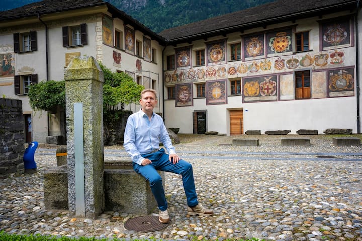 Kevin Quattropani devant la Casa Stanga, qui héberge le Musée de la Léventine.