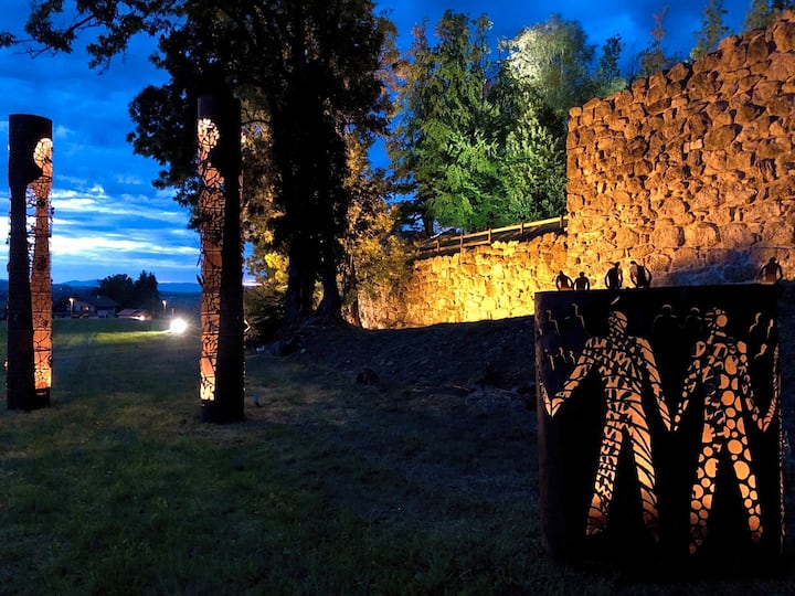 L'exposition Bosson’Art dans les vestiges du château de Bossonnens