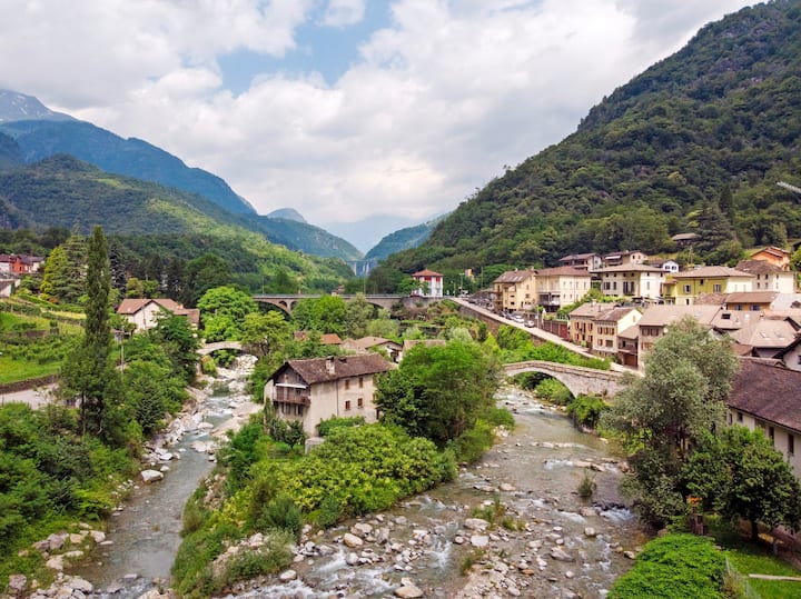 Un des emblèmes du village de Giornico, c’est cette petite île sur la rivière Tessin. La seule habitée de ce cours d’eau.