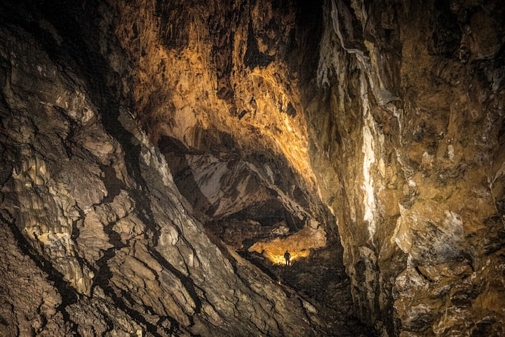 Coupés du monde dans l’immense cavité qu’est l’aven Artère, à Leysin (VD), le guide de spéléologie Laurent Hyvert se faufile avec agilité