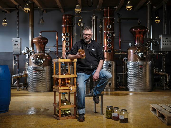 Les deux alambics de 150 et 250 litres devant lesquels pose Martin Rihs sont alimentés au gaz