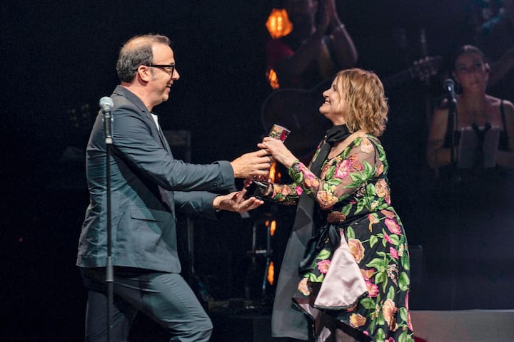 L'humoriste et acteur québécois Pierre Brassard remet le prix du Panthéon des auteurs et compositeurs canadiens à la chanteuse Diane Tell