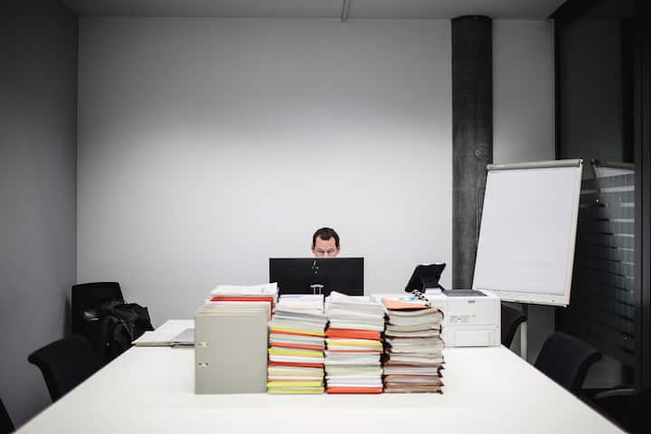 GenÃ¨ve, Suisse, 13 janvier 2021. Dans le bureau temporaire de Pierre Maudet Ã  la Jonction. Â© Niels Ackermann / Lundi13 Maudet en campagne