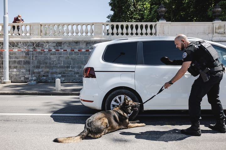 GenÃ¨ve, 11 juin 2021. DÃ©monstration du travail des chiens policier. Visite pour la presse du Parc de la Grange et de sa Villa qui accueillera la rencontre entre Joe Biden et Vladimir Poutine. Â© Niels Ackermann / Lundi13