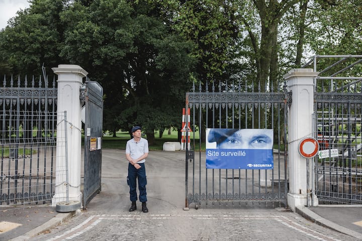 GenÃ¨ve, 8 juin 2021. Le Parc de la Grange est fermÃ© jusqu'au 18 juin. 10 kilomÃ¨tres de barriÃ¨re ont Ã©tÃ© installÃ©es par la protection civile. Le parc voisin des Eaux-vives et son restaurant sont encore ouverts. Â© Niels Ackermann